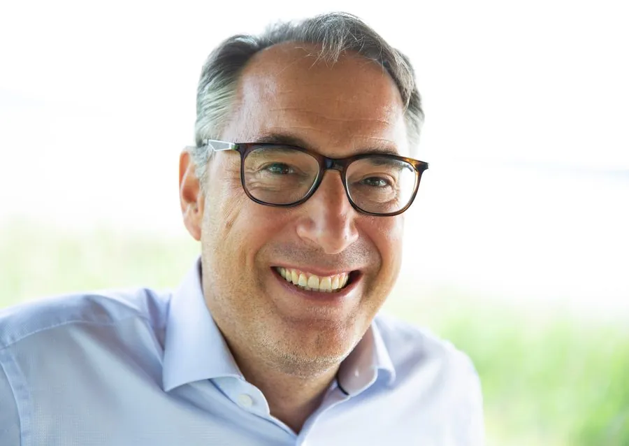 Portrait of Sebastian Morgner, sounding board for strategy and leadership, at Lake Ammersee