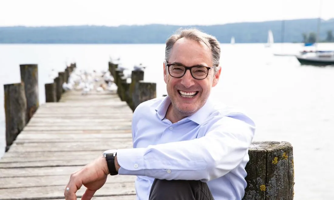Sebastian Morgner auf einem Steg am Ammersee