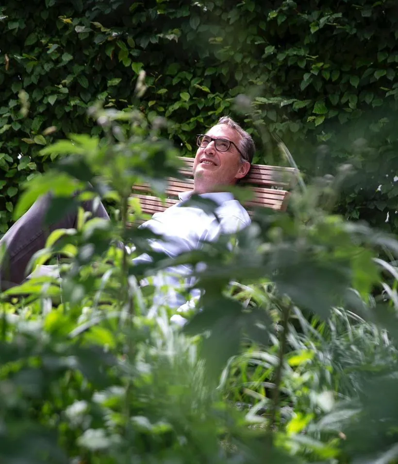 Sebastian Morgner auf einer Bank im Garten