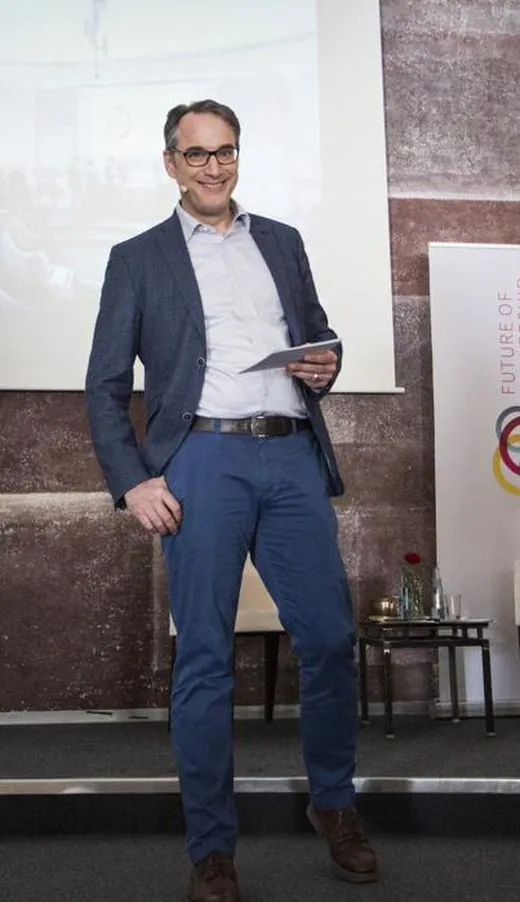 Sebastian Morgner giving a talk