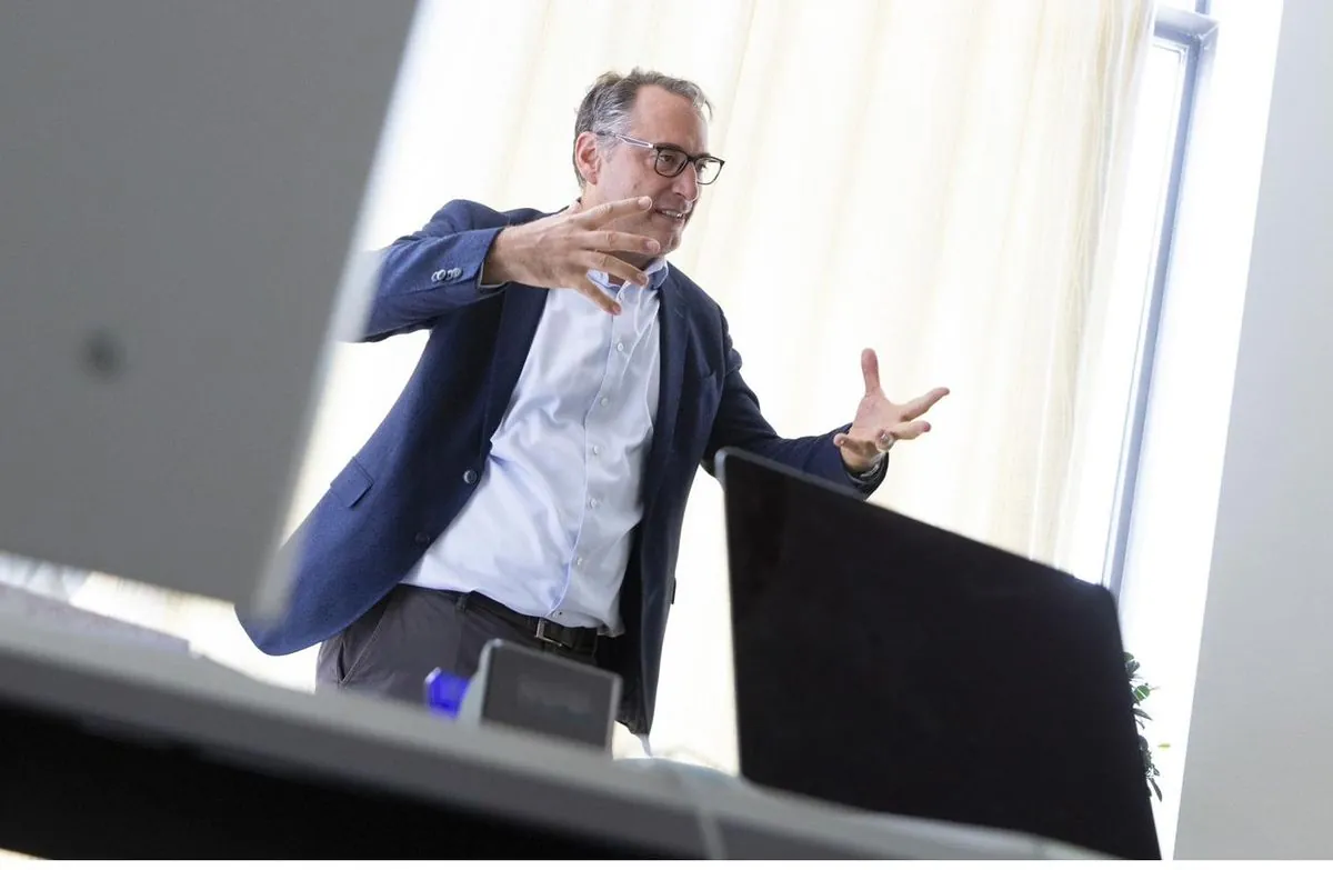 Sebastian Morgner im Vortrag vor Führungskräften