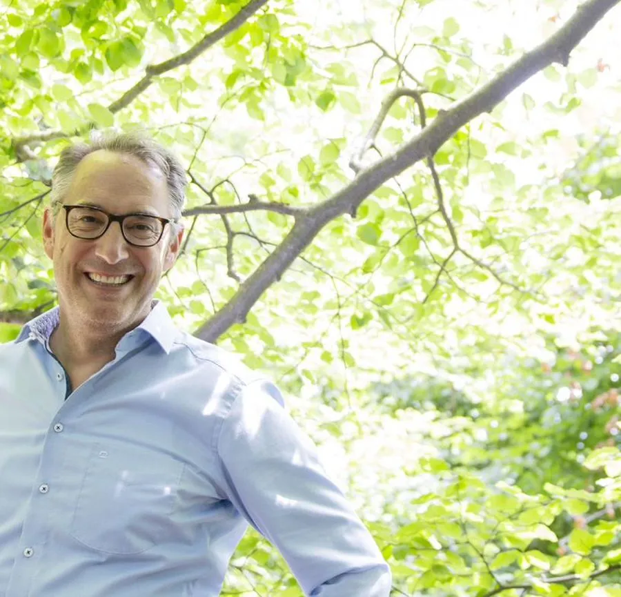 Sebastian Morgner lachend im Wald bei Dießen am Ammersee