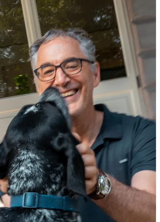 Sebastian Morgner lachend mit Hund